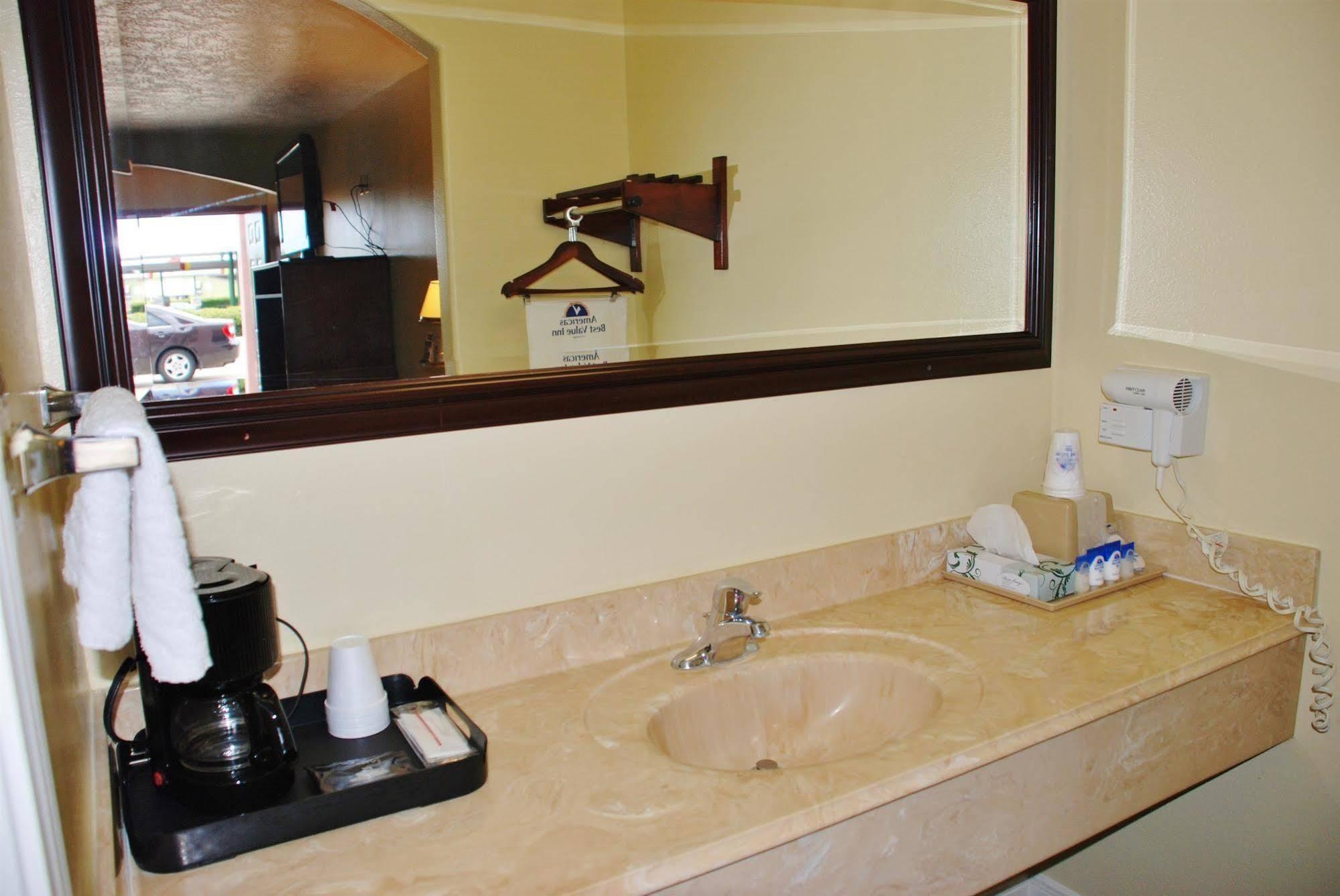 Americas Best Value Inn & Suites Hempstead Buitenkant foto