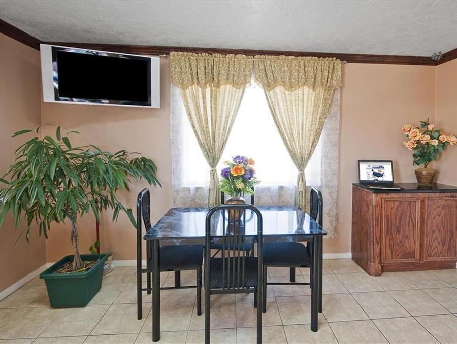 Americas Best Value Inn & Suites Hempstead Buitenkant foto